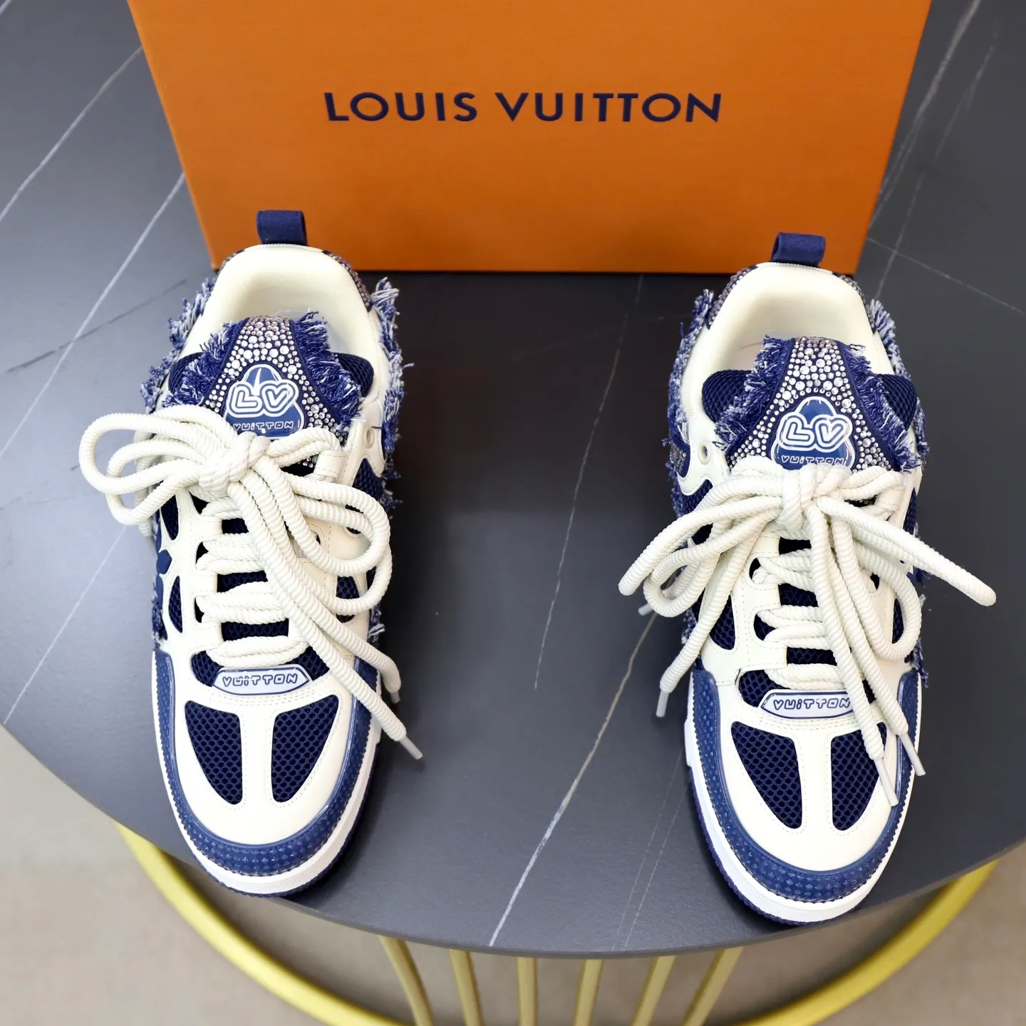 Ex-factory price: 860💰LV Couple👫Louis Vuitton TRAINER sneakers classic Louis Vuitton men's artistic director Virgil Abloh picked inspiration to create this LV Trainer sneaker. Yingze crystal inlays present a colorful effect. VS can be matched with two gorgeous effect colors. The LV letter logo badge on the tongue is gorgeous and noble. The LV letter is decorated on the side. The outsole is decorated with a Monogram flower pattern. It shows the trend of elegance and nobility! Men's and women's models: 35-46